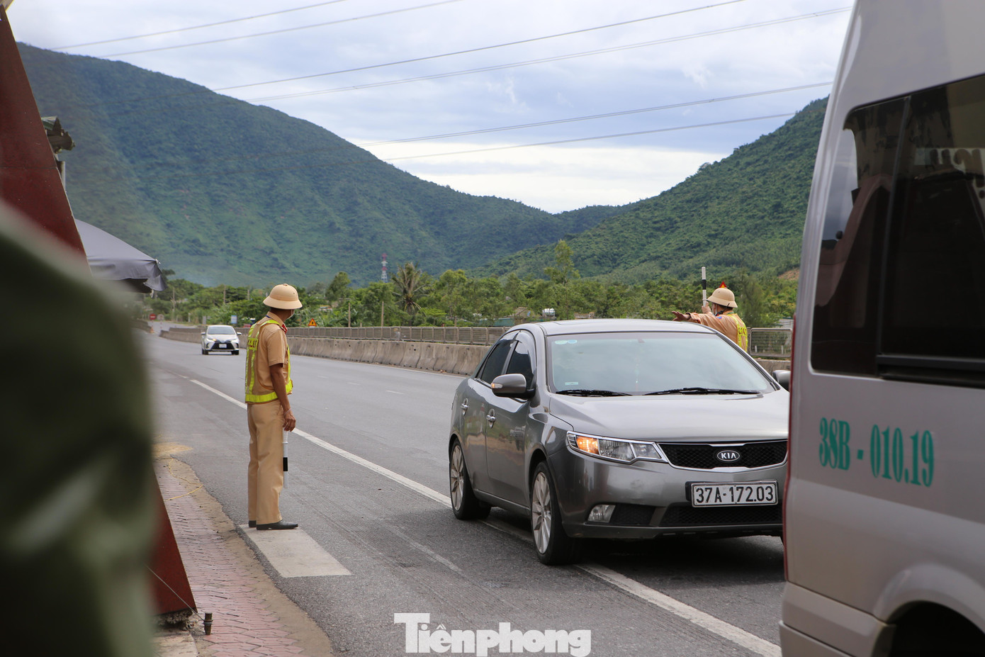 Một cán bộ Phòng CSGT tỉnh Hà Tĩnh cho biết, số lượng công nhân đi xe máy, ô tô riêng từ các tỉnh phía Nam về quê những ngày qua rất đông, vì thế tổ kiểm soát phải “căng mình” làm việc cả ngày lẫn đêm.