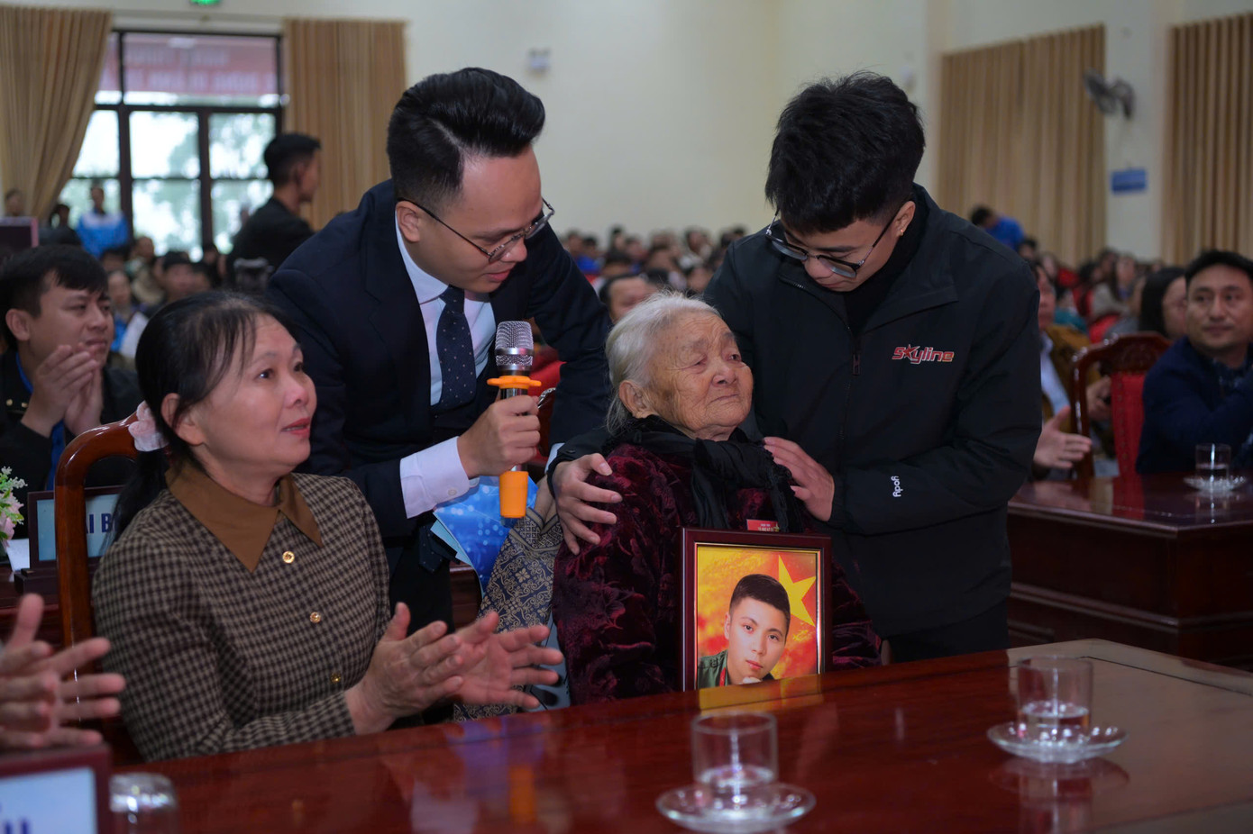 Mẹ Liệt sĩ Nguyễn Thị Như (ở xã Thạch Trị, huyện Thạch Hà) xúc động ôm di ảnh người con trai là Liệt sĩ Nguyễn Xuân Thịnh đã hy sinh cho sự nghiệp bảo vệ Tổ quốc. Mẹ Liệt sĩ Nguyễn Thị Như (ở xã Thạch Trị, huyện Thạch Hà) xúc động ôm di ảnh người con trai là Liệt sĩ Nguyễn Xuân Thịnh đã hy sinh cho sự nghiệp bảo vệ Tổ quốc.