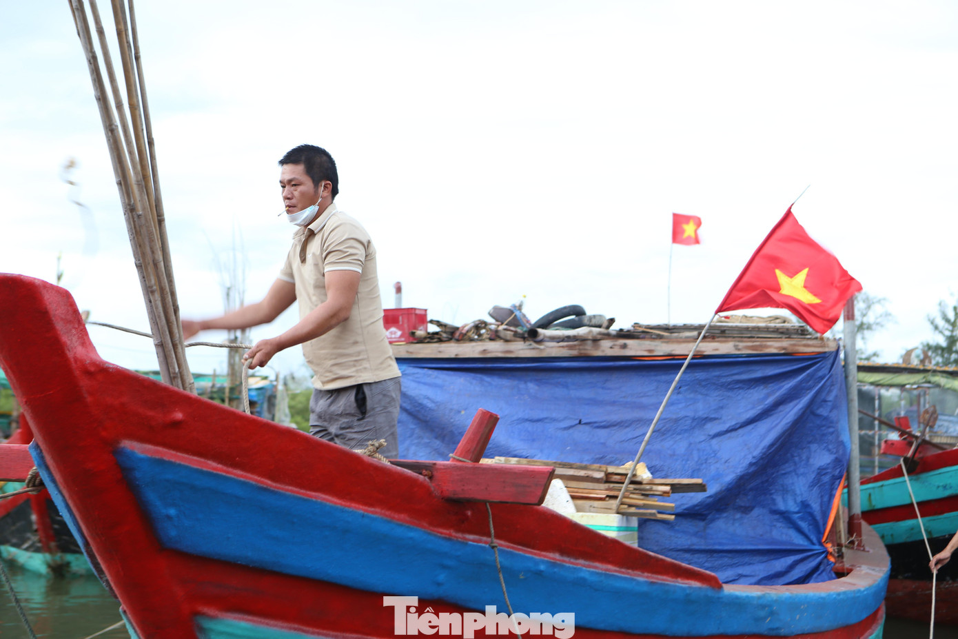 Tàu cá đánh bắt xa bờ của anh Hoàng Văn Phương (trú tại xã Thạch Kim, huyện Lộc Hà) vừa ra khơi được gần 2 ngày, nhưng phải quay lại bờ vì lo sợ ảnh hưởng của bão gây nguy hiểm. Anh cho biết, những ngày không mưa gió, tàu anh ra khơi hơn 1 tuần mới vào bờ. Khi vào khu neo đậu tránh bão, phải căng bạt bảo vệ đồng thời chằng, néo dây để đảm bảo an toàn.