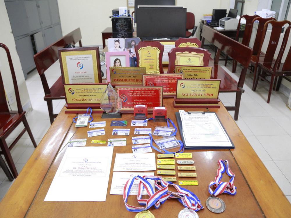 Tang vật các đối tượng dùng để thực hiện hành vi lừa đảo. (Ảnh: Công an cung cấp). Tang vật các đối tượng dùng để thực hiện hành vi lừa đảo. (Ảnh: Công an cung cấp).