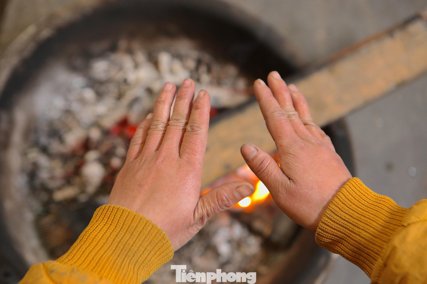 Theo dự báo, từ hôm nay 21/2 đến ngày 22/2 Hà Tĩnh liên tục có rét đậm, rét hại. Nhiệt độ thấp nhất từ 9 - 11 độ C. Trong ảnh bàn tay người phụ nữ đỏ ửng vì thời tiết lạnh. Theo dự báo, từ hôm nay 21/2 đến ngày 22/2 Hà Tĩnh liên tục có rét đậm, rét hại. Nhiệt độ thấp nhất từ 9 - 11 độ C. Trong ảnh bàn tay người phụ nữ đỏ ửng vì thời tiết lạnh.