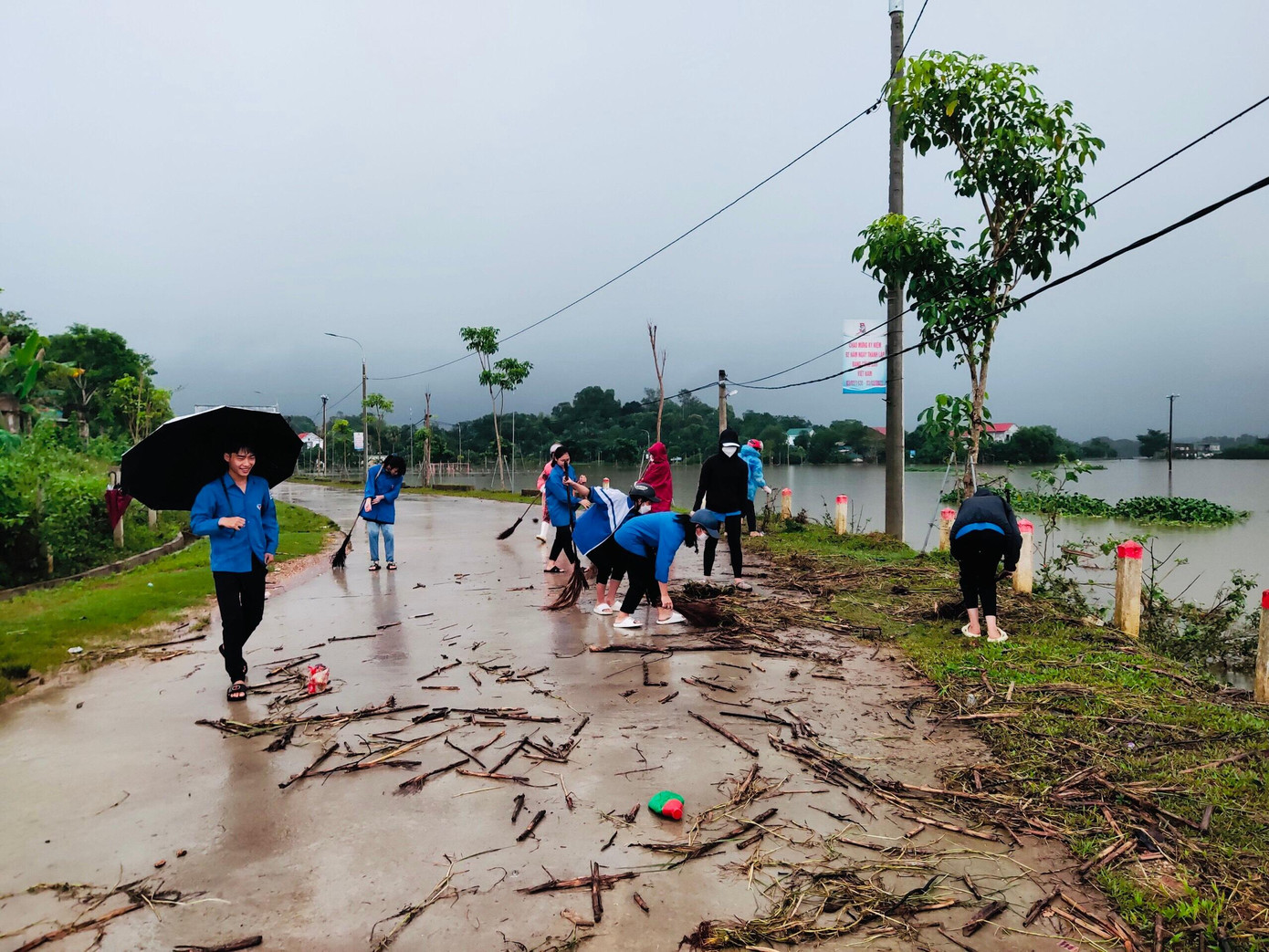 Lực lượng tuổi trẻ xã Sơn Tiến (huyện Hương Sơn) dọn dẹp đường làng, thu gom rác thải sau khi nước lũ rút.