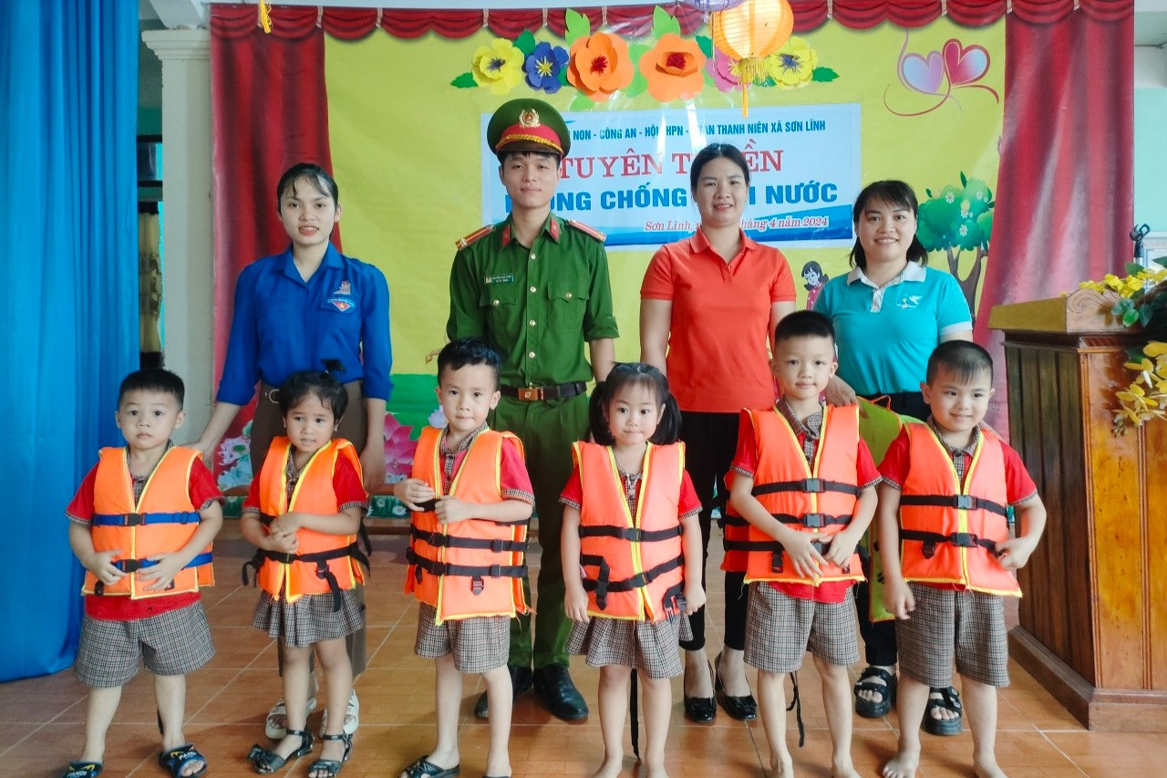 Tặng áo phao cho các em học sinh...