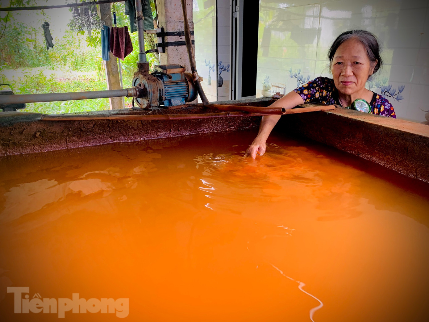 Nhiều hộ dân sống xung quanh nhà máy sắt nguồn nước bị ô nhiễm nặng. Nhiều hộ dân sống xung quanh nhà máy sắt nguồn nước bị ô nhiễm nặng.