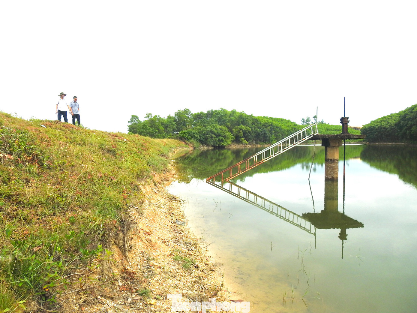Còn tại huyện Hương Khê có 157 hồ đập nhưng nhiều công trình xây dựng từ những năm 50, 60 của thế kỷ trước với dung tích nhỏ. Đến nay có 25 công trình xuống cấp trầm trọng. Trong ảnh hồ Chà Chạm ở xã Gia Phố (Hương Khê) đã xuống cấp, chưa có kinh phí để sửa chữa.
