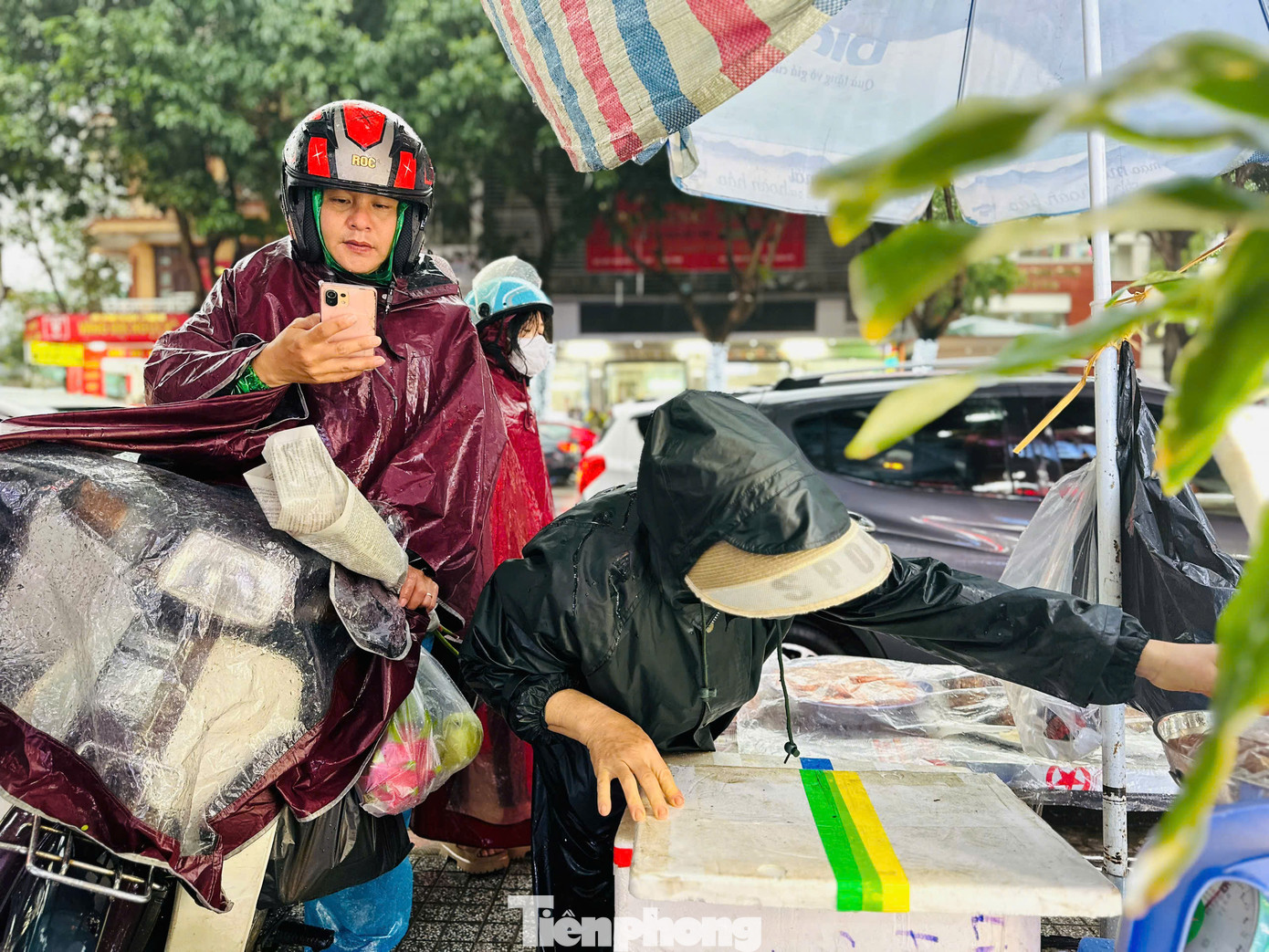 Ngày vía Thần tài, Hà Tĩnh mưa lớn, song món xôi tam sên rất hút khách.