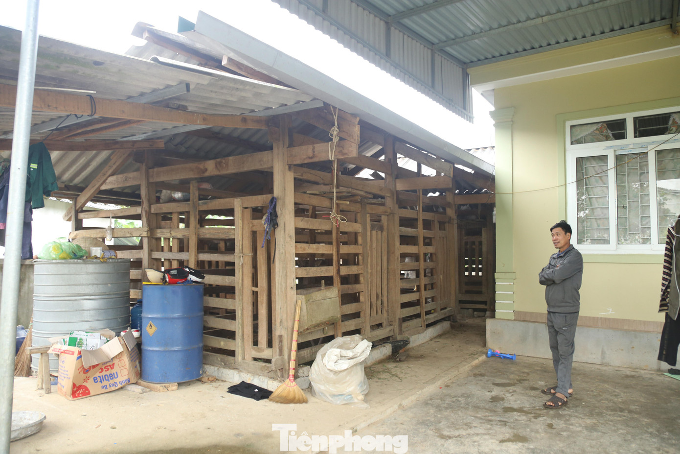 Ông Phan Xuân Đức, Phó Trưởng Phòng Nông nghiệp và Phát triển nông thôn huyện Hương Sơn cho biết, hươu là sản phẩm kinh tế chủ lực của địa phương. Toàn huyện năm nay có 38 ngàn con hươu, hiện địa phương tiếp tục mở rộng chăn nuôi đồng thời xây dựng các sản phẩm OCOP như rượu nhung hươu, bột nhung… Năm nay nhung hươu đầu mùa giá bán ổn định, nhung ra cặp nào bán hết cặp đó, nhu cầu sử dụng rất lớn.