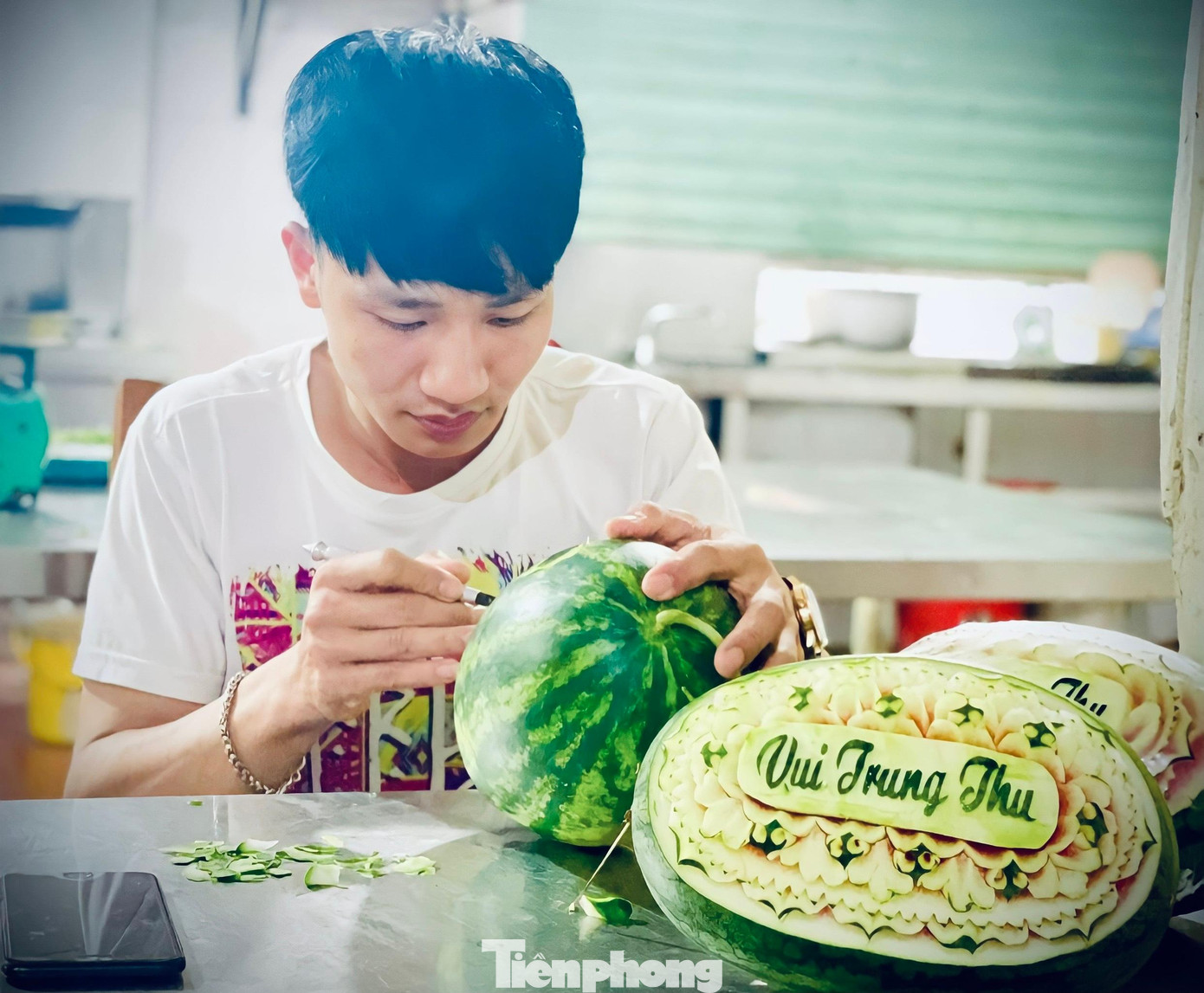 “Khách đặt nhiều, nhưng không có thời gian nên tôi cũng từ chối một số đơn hàng. Năm nay số lượng nhu cầu khách hàng nhiều hơn năm trước, những mẫu cỗ Trung thu đa phần khách tự lên ý tưởng, còn giá tuỳ theo số lượng quả, bánh kẹo trong mâm và công sức của người làm", anh Thiết cho biết. “Khách đặt nhiều, nhưng không có thời gian nên tôi cũng từ chối một số đơn hàng. Năm nay số lượng nhu cầu khách hàng nhiều hơn năm trước, những mẫu cỗ Trung thu đa phần khách tự lên ý tưởng, còn giá tuỳ theo số lượng quả, bánh kẹo trong mâm và công sức của người làm", anh Thiết cho biết.