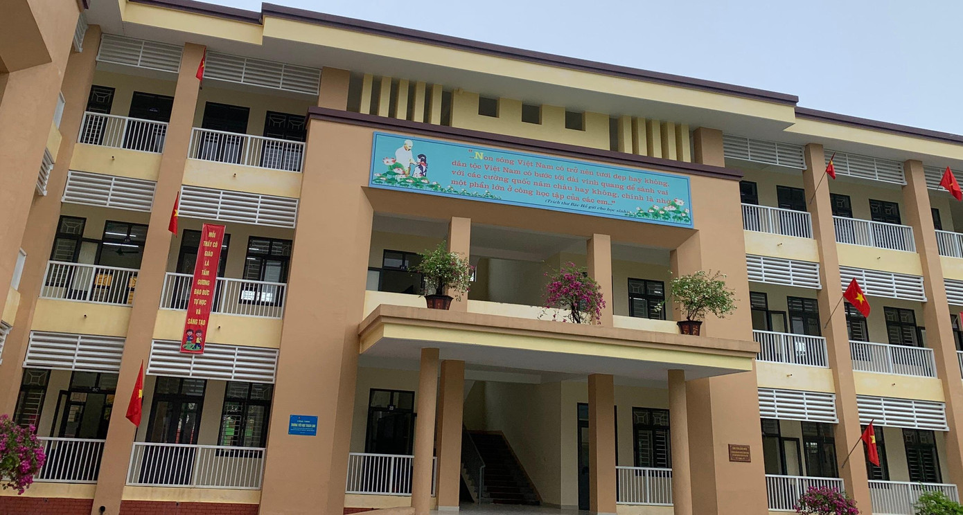 Dãy phòng học vừa được xây mới nhưng chưa có bàn ghế.