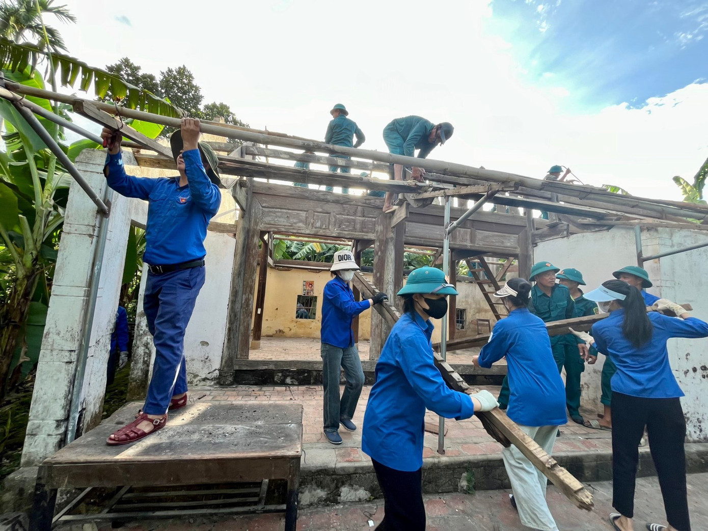 Các lực lượng di dời nhà ở, chuồng trại, hỗ trợ phát quang nhiều ha cây trong khoảng cột cho các hộ dân nằm trong hành lang tuyến tại Đức Thọ, Hương Sơn, Hương Khê...