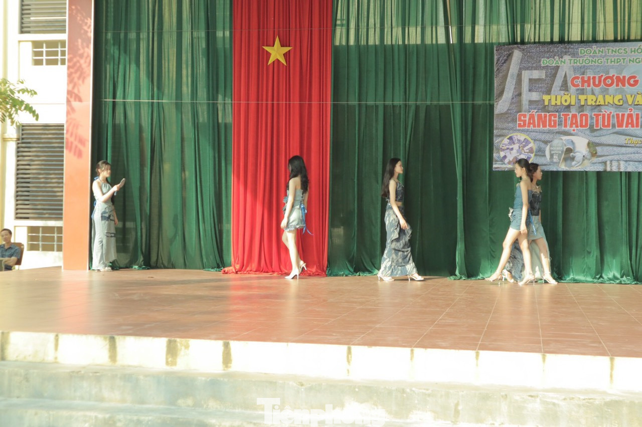 Đăng Nguyên cho biết, những bộ sưu tập này em sẽ bán đấu giá trên sàn điện tử. Số tiền thu được em sẽ trích 30% để hoạt động từ thiện, giúp đỡ trẻ em có hoàn cảnh khó khăn. Còn 70% sẽ đưa vào quỹ để nhóm tiếp tục hoạt động.