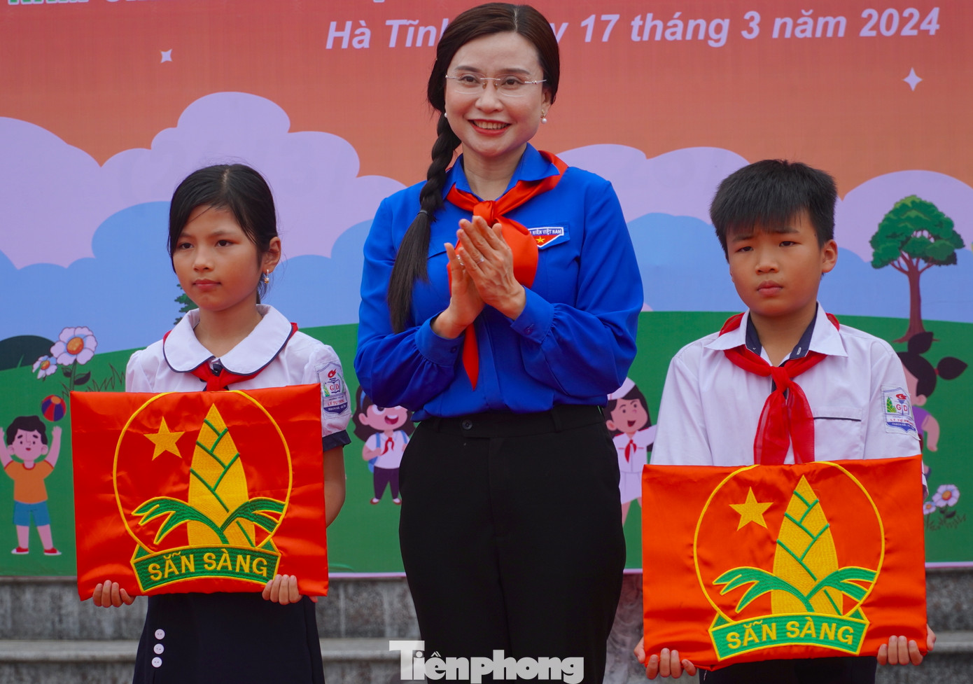 Ngoài ra, Hội đồng Đội Trung ương cũng trao cờ đội và 28 bản đồ tặng Liên đội Trường Tiểu học Lý Tự Trọng.