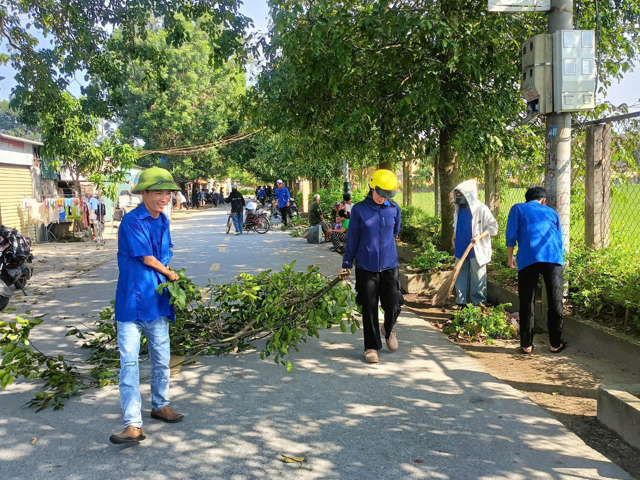 Anh Thắng tham gia cắt tỉa cây xanh, dọn dẹp đường nông thôn.