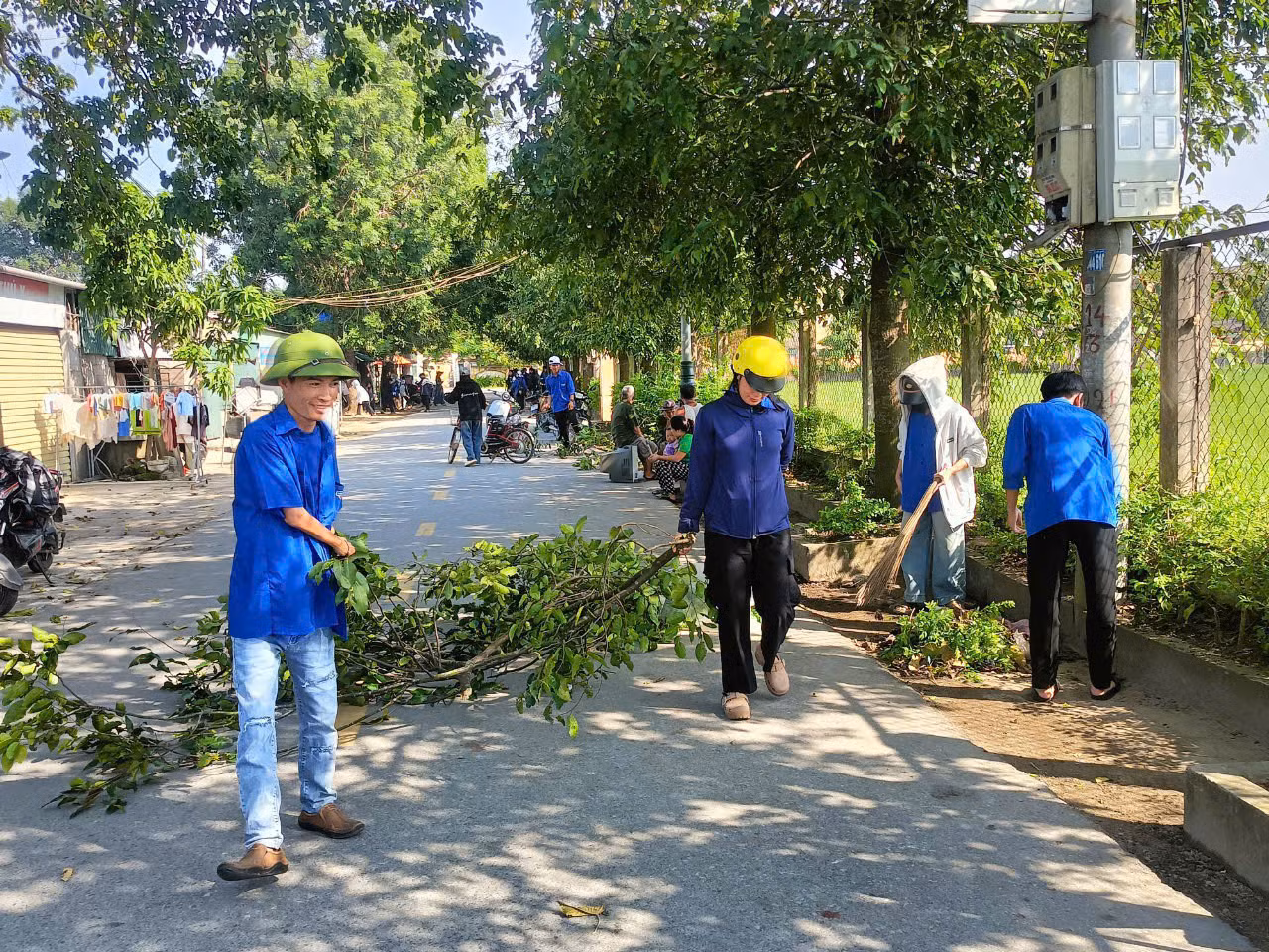 Anh Thắng tham gia cắt tỉa cây xanh, dọn dẹp đường nông thôn.