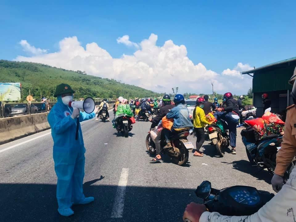 Công dân đều vượt hơn 1.300 km trên xe máy để về quê.