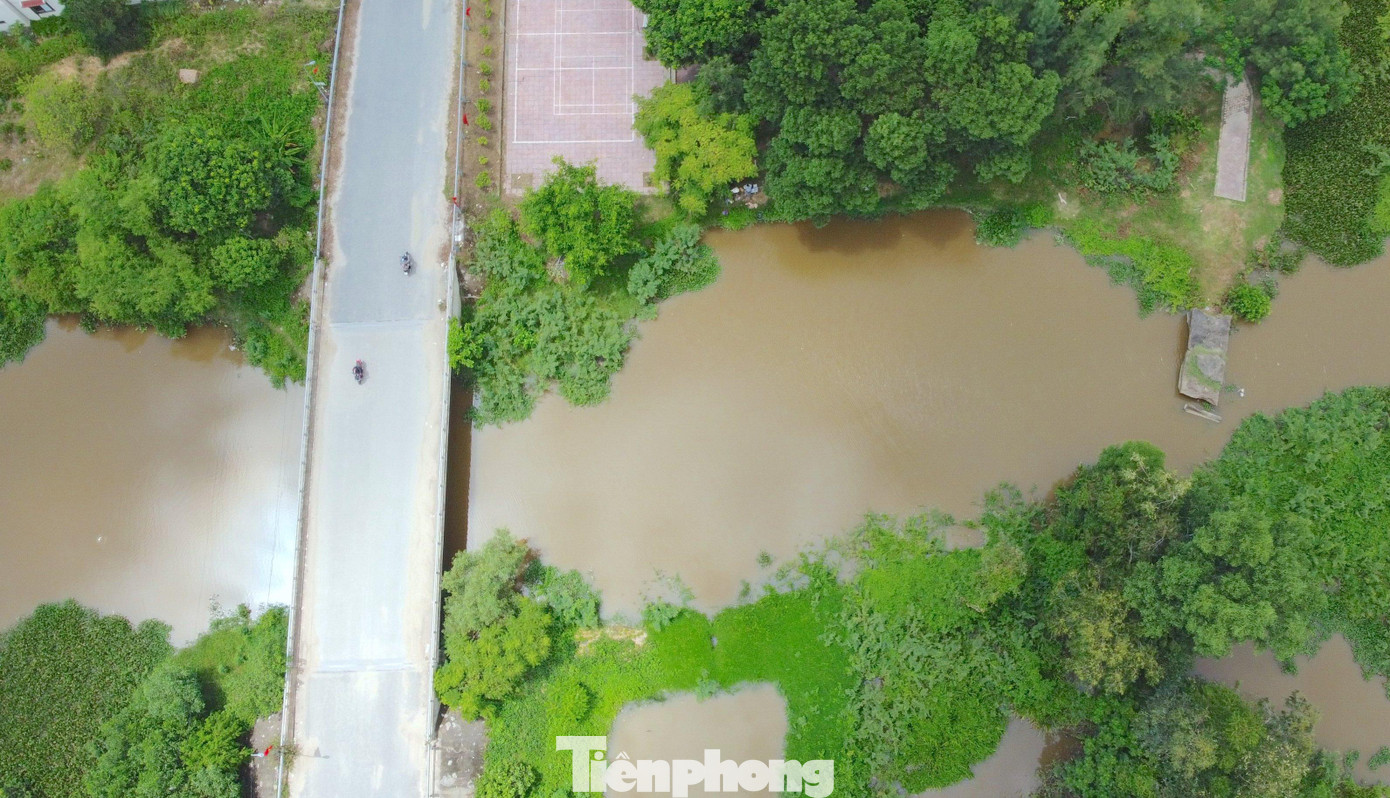 Lịch sử ghi lại, vào chiều 15/4/1968, các chiến sĩ thuộc Tiểu đoàn 351, Trung đoàn 5 Yên Tử (Đoàn 1019) Quân khu 3 - Bộ Tư lệnh thành phố Hải Phòng đang trên đường hành quân vào chiến trường miền Nam. Khi đoàn quân đang hành quân qua cầu Nhe thì bị máy bay Mỹ phát hiện và thả bom trúng đội hình. Tất cả 53 chiến sỹ đã ngã xuống khi chưa đầy 20 tuổi, họ vĩnh viễn nằm lại trên mảnh đất Can Lộc. Trong ảnh chứng tích cầu Nhe còn hiện hữu giữa dòng sông, cạnh đó là cây cầu Nhe được xây dựng sau này.