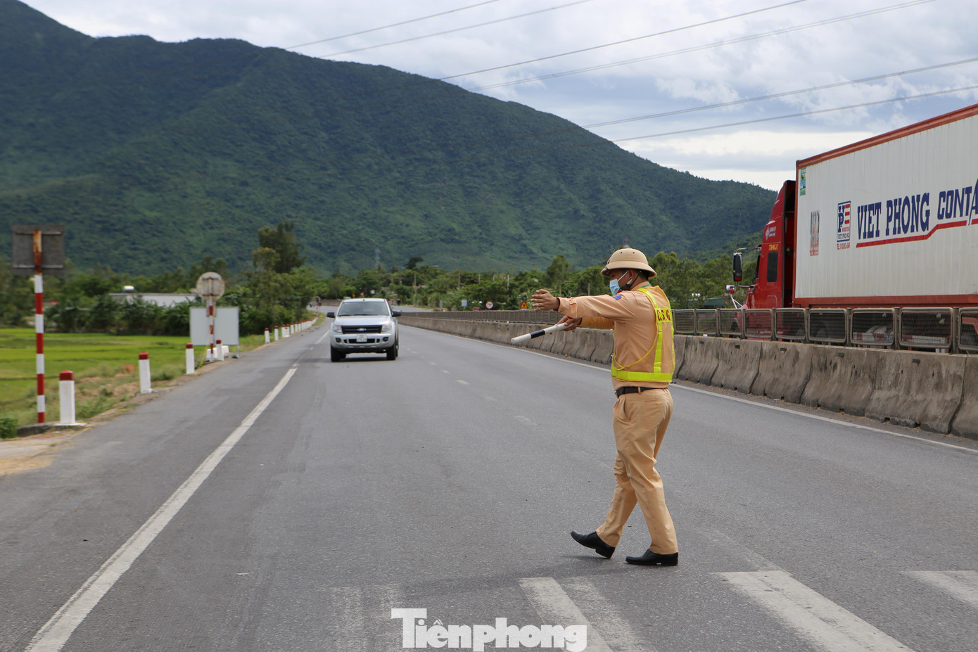 “Gia đình có người về từ vùng dịch phải có trách nhiệm thông báo lên cơ sở thôn, xã khi con em về quê. Đối với những người tự đi xe cá nhân từ vùng dịch về là những người vi phạm không thực hiện theo Chỉ thị 16. Khi về tại địa phương, công dân phải được khai báo y tế, tự chịu trách nhiệm các khoản phí trong thời gian cách ly”, ông Lê Ngọc Châu - Phó Chủ tịch UBND tỉnh Hà Tĩnh cho biết.