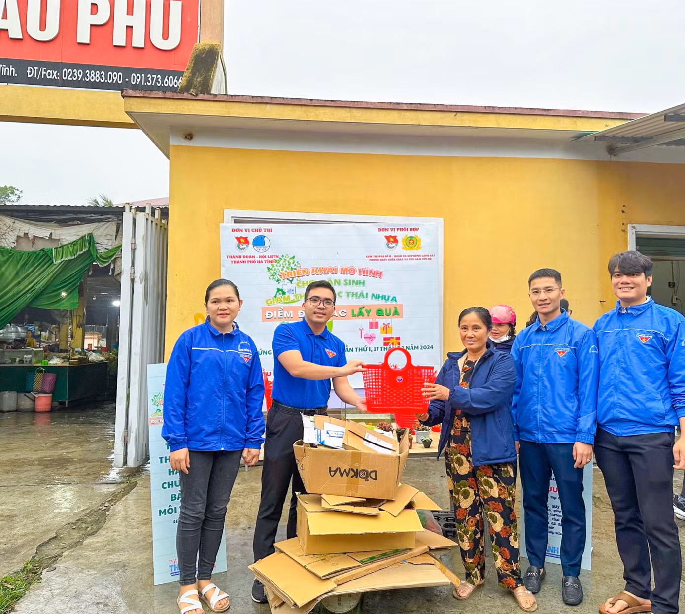Những nụ cười, niềm vui của người dân khi hưởng ứng hoạt động có ứng hoạt động này. Rất nhiều rác nhựa, giấy vụn, sắt vụn... được thu gom và đổi lấy những món quà thân thiện với môi trường. Những nụ cười, niềm vui của người dân khi hưởng ứng hoạt động có ứng hoạt động này. Rất nhiều rác nhựa, giấy vụn, sắt vụn... được thu gom và đổi lấy những món quà thân thiện với môi trường.