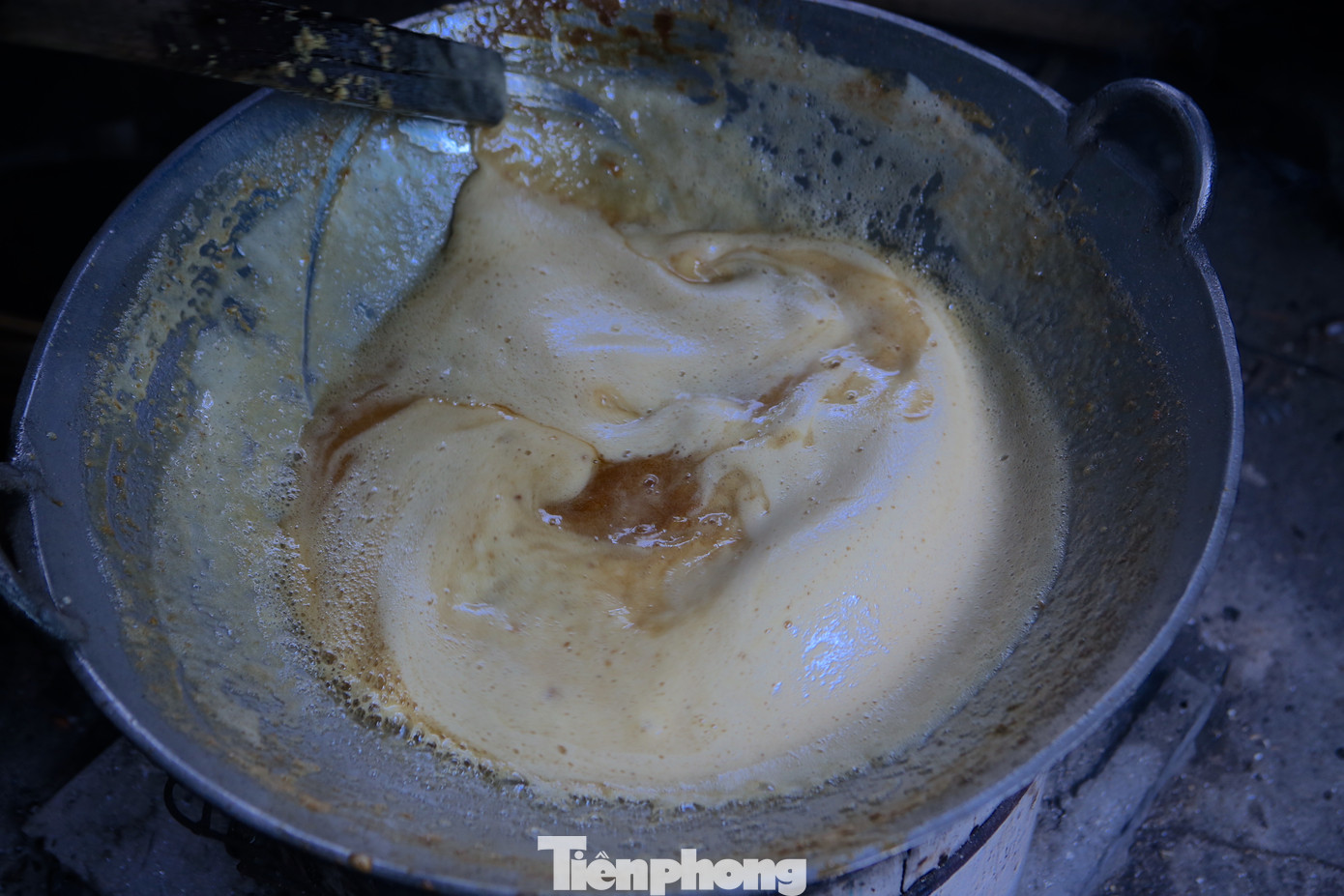 Để kẹo được ngon, không quá cứng và đủ mùi vị ngọt bùi pha lẫn chút cay nồng là bí quyết riêng của từng nhà. Bà Thảo nấu mật sôi lên bằng chảo gang, sau đó đổ lạc nhân và gừng vào rồi đảo liền tay để tránh bị cháy. Còn vỏ chanh sẽ bỏ sau cùng khi kẹo đã chín để giữ được hương vị cay đậm đà.