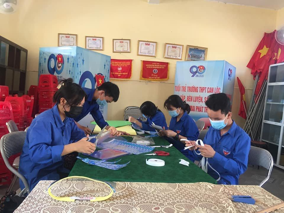 Lực lượng đoàn thanh niên đang tiếp tục làm kính chắn giọt bắn hỗ trợ các điểm thi. Lực lượng đoàn thanh niên đang tiếp tục làm kính chắn giọt bắn hỗ trợ các điểm thi.