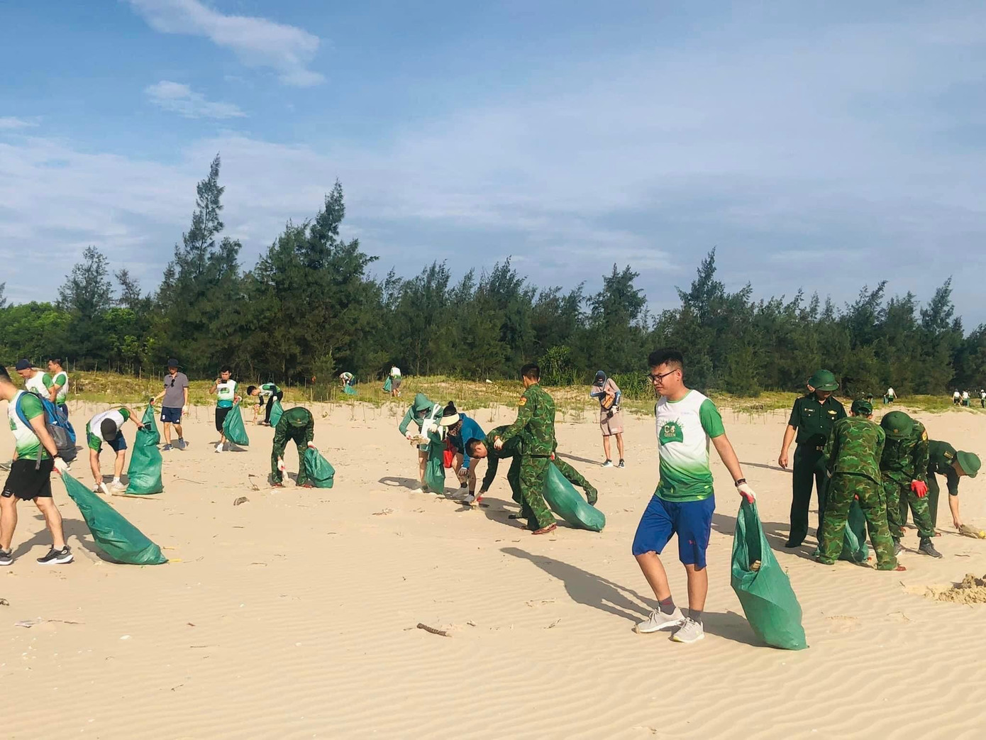 Đoàn viên thanh niên chi đoàn Đồn Biên phòng Kỳ Khang tham gia giải chạy marathon “Những bước chân xanh” và kết hợp hoạt động vệ sinh môi trường biển tại bãi biển Kỳ Ninh