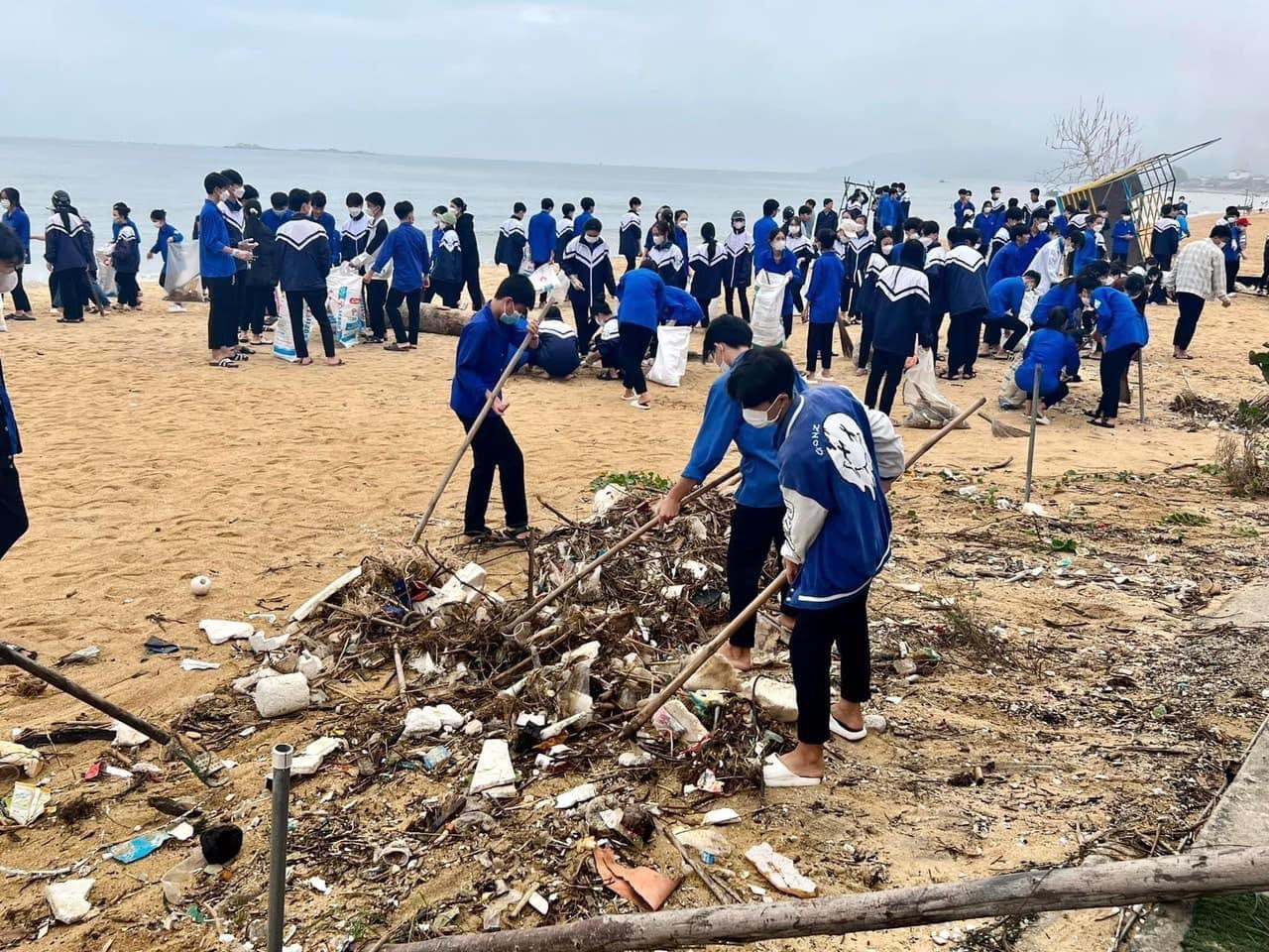 Lực lượng tuổi trẻ Hà Tĩnh ra quân thu dọn rác thải trên bờ biển.