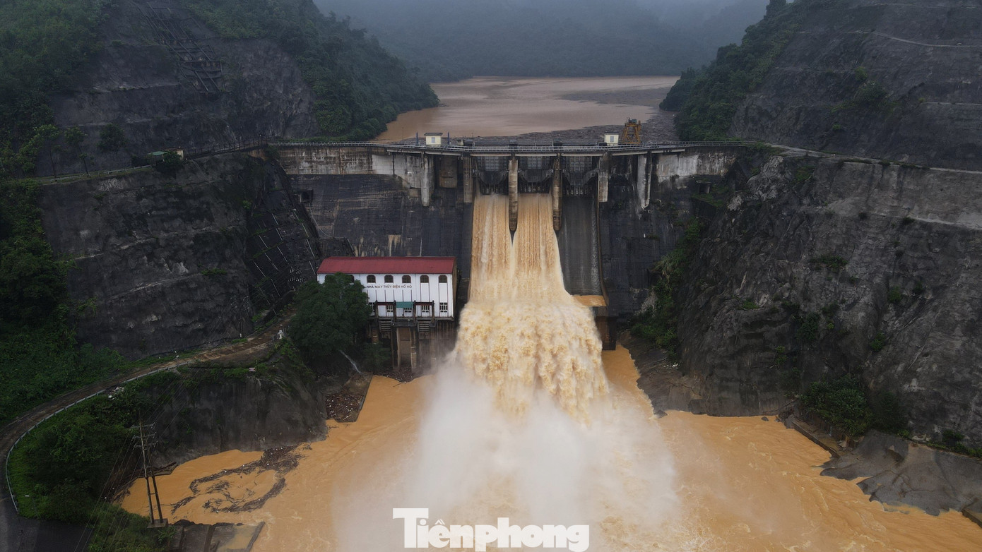 Thuỷ điện Hố Hô thuộc Công ty Thuỷ điện Hồ Bốn nằm tại huyện Tuyên Hóa, tỉnh Quảng Bình. Nhà máy khai thác nguồn nước trên con sông Ngàn Sâu đoạn giáp ranh hai tỉnh Quảng Bình và Hà Tĩnh. Tuy nhiên, diện tích lòng hồ và hệ thống xả lũ lại nằm đất huyện Hương Khê, tỉnh Hà Tĩnh.