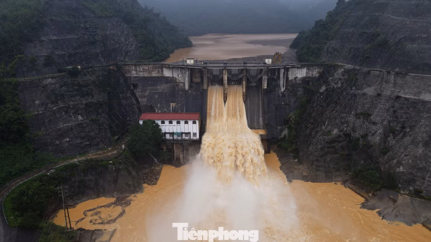Thuỷ điện Hố Hô thuộc Công ty Thuỷ điện Hồ Bốn nằm tại huyện Tuyên Hóa, tỉnh Quảng Bình. Nhà máy khai thác nguồn nước trên con sông Ngàn Sâu đoạn giáp ranh hai tỉnh Quảng Bình và Hà Tĩnh. Tuy nhiên, diện tích lòng hồ và hệ thống xả lũ lại nằm đất huyện Hương Khê, tỉnh Hà Tĩnh.