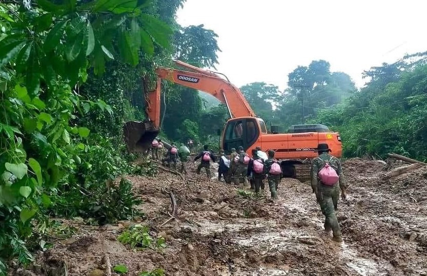Ngành chức năng đang tiếp cận hiện trường sạt lở. Ngành chức năng đang tiếp cận hiện trường sạt lở.