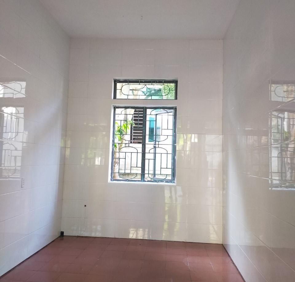 Bên trong phòng kỹ thuật tiểu phẩu của Trạm y tế xã Mai Phụ (huyện Lộc Hà) đã được ốp lát, tu sửa lại.