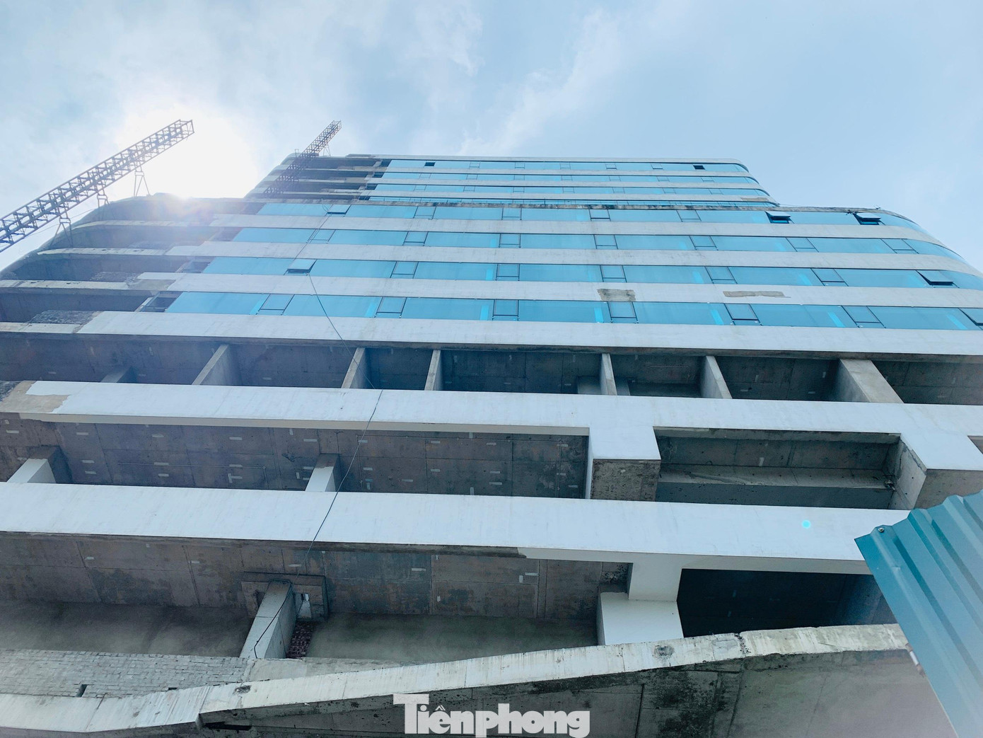 Theo tìm hiểu của PV, năm 2017, UBND tỉnh Hà Tĩnh chấp thuận chủ trương đầu tư dự án xây dựng văn phòng làm việc, trung tâm thương mại, nhà hàng, khách sạn, dịch vụ cho Công ty cổ phần tập đoàn Hoành Sơn (phường Trần Phú, TP Hà Tĩnh) với tổng mức đầu tư 220 tỷ đồng.