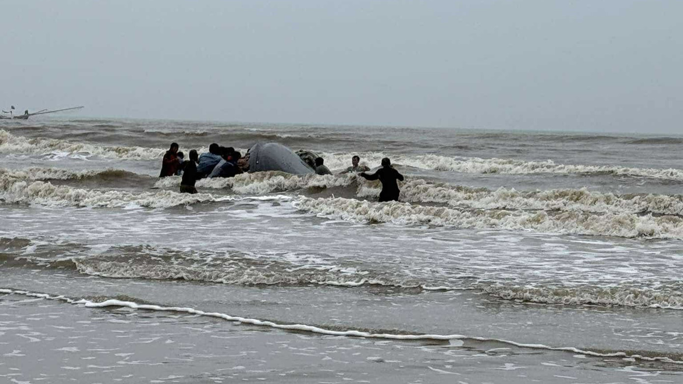 Chiếc thuyền lật úp khi đang di chuyển vào bờ. Chiếc thuyền lật úp khi đang di chuyển vào bờ.