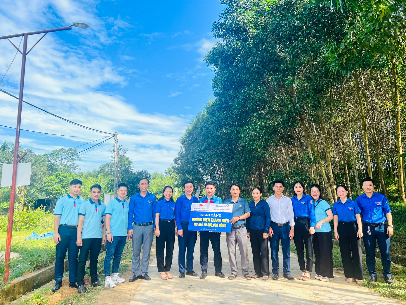 Cùng với đó bàn giao các công trình: Khu vui chơi cho thiếu nhi và người già, đường điện thanh niên thắp sáng làng quê, giếng khoan nước sạch.