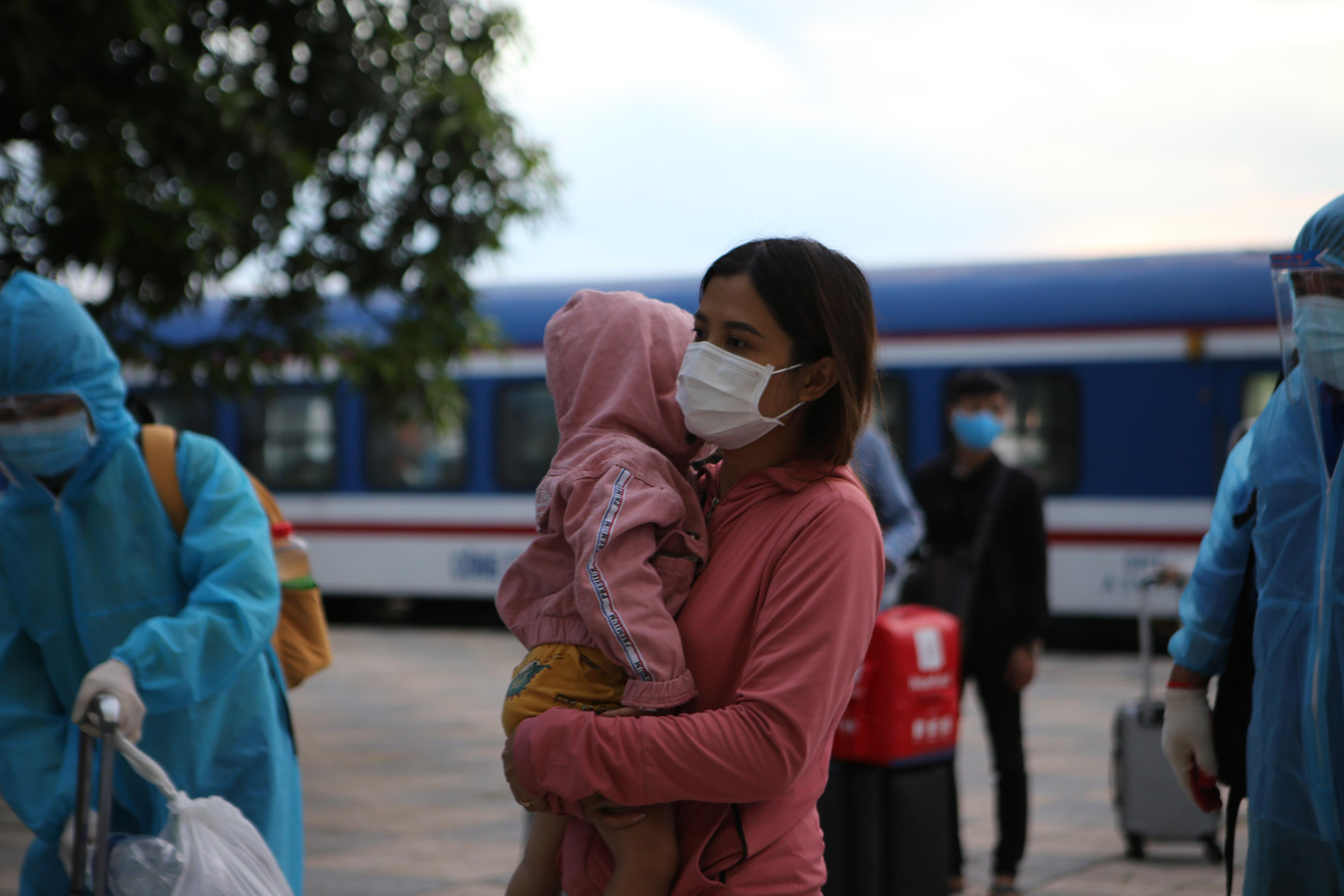 Chuyến tàu ưu tiên những gia đình có hoàn cảnh khó khăn, neo đơn không nghề nghiệp, sinh viên nghèo…Trong đợt về quê lần này có trên 80 trẻ em. Chuyến tàu ưu tiên những gia đình có hoàn cảnh khó khăn, neo đơn không nghề nghiệp, sinh viên nghèo…Trong đợt về quê lần này có trên 80 trẻ em.