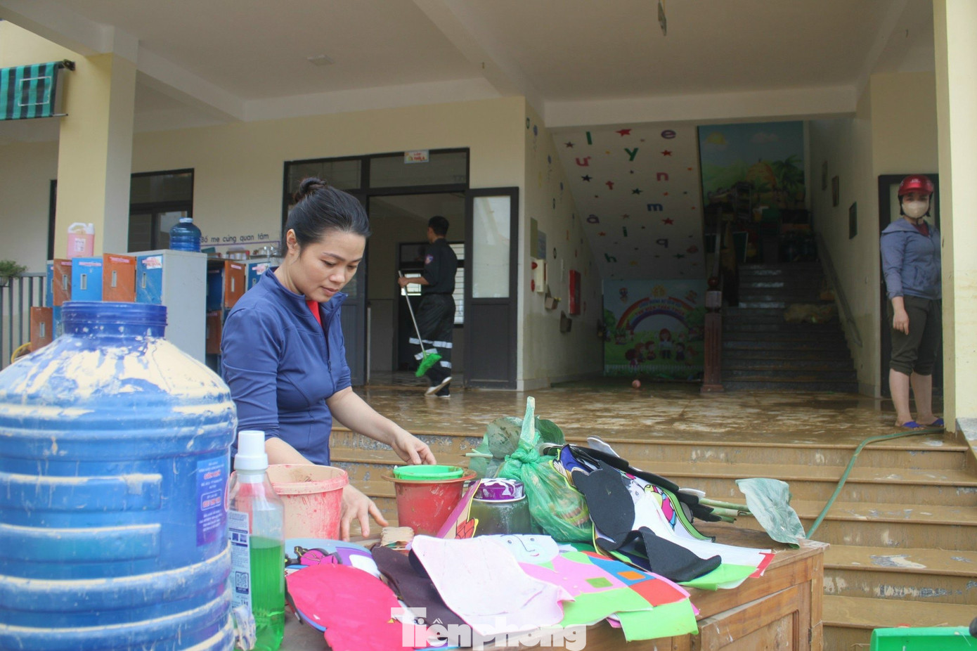 Giáo viên Trường Mầm non Hương Thuỷ dọn rửa đồ dùng cho học sinh sau lũ.