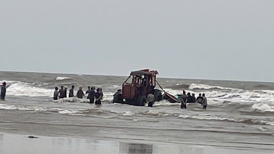 1 chiếc thuyền bị sóng đánh chìm được ứng cứu. 1 chiếc thuyền bị sóng đánh chìm được ứng cứu.