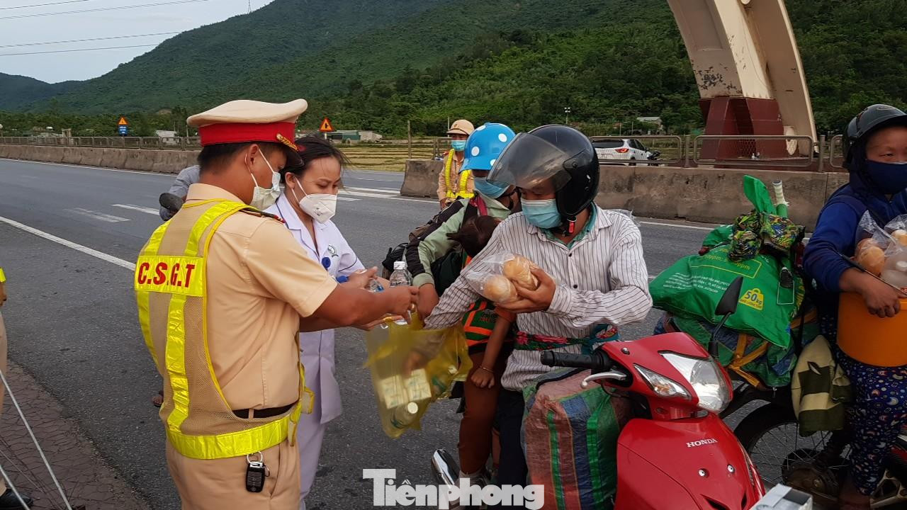Cảnh sát hỗ trợ bánh, nước uống cho người dân di chuyển bằng xe máy về quê tại điểm chốt cửa ngõ Hà Tĩnh. Cảnh sát hỗ trợ bánh, nước uống cho người dân di chuyển bằng xe máy về quê tại điểm chốt cửa ngõ Hà Tĩnh.