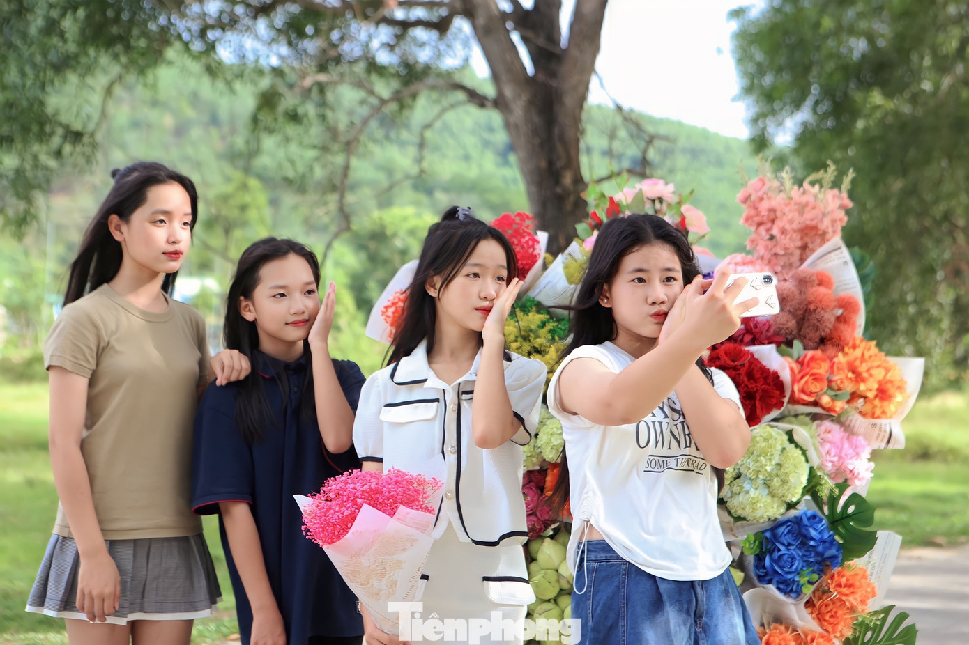 Xe hoa của anh chị Lan Anh ra mắt từ ngày 10/9, từ 8h sáng đến 17h chiều, thu hút rất nhiều bạn trẻ đến check-in. Các bạn trẻ cũng rất tự nhiên, thoải mái khi chụp với xe hoa.