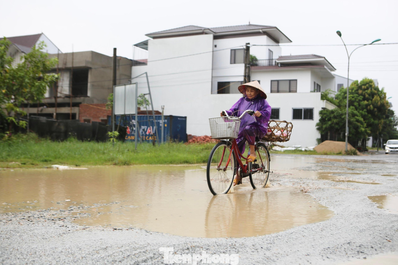 Con đường bị hư hỏng nặng không chỉ gây khó khăn cho việc đi lại của người dân còn tiềm ẩn nhiều nguy cơ tai nạn giao thông và gây mất mỹ quan đô thị.