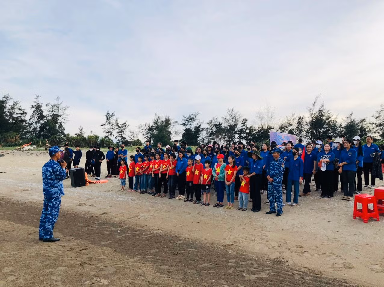 Tại chương trình cũng triển khai “Tập huấn kỹ năng phòng, chống đuối nước; cách ứng phó với các tình huống khi đi biển và những rủi ro có thể gặp phải”.