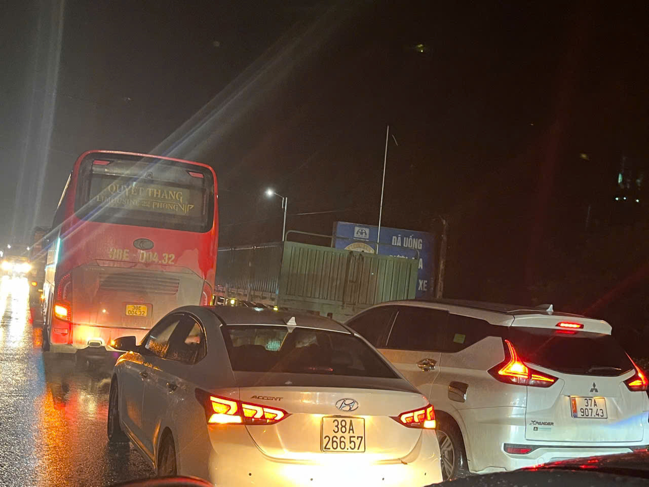 Tại quốc lộ 15A qua huyện Hương Khê (Hà Tĩnh) ùn tắc nhiều giờ đồng hồ sau tai nạn liên tiếp.