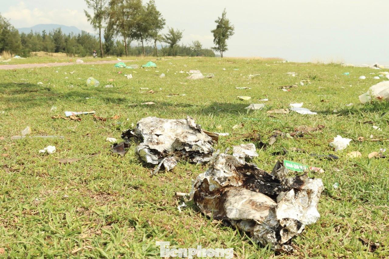 Theo ghi nhận của PV tại bãi biển Thạch Kim, huyện Lộc Hà, tỉnh Hà Tĩnh hiện tại ngổn ngang các loại rác thải lâu ngày không được dọn dẹp, chất thành từng đống gây ô nhiễm và rất mất mỹ quan.