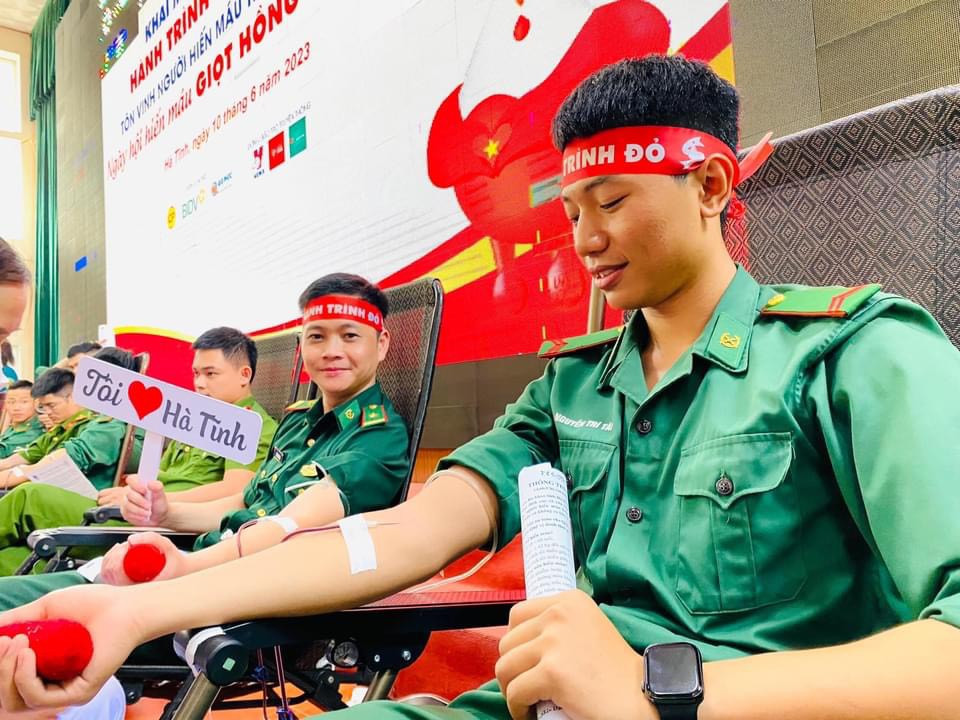 Đoàn Thanh niên BCH Bộ đội Biên phòng tỉnh tham gia hiến máu tại chương trình Hành trình đỏ.