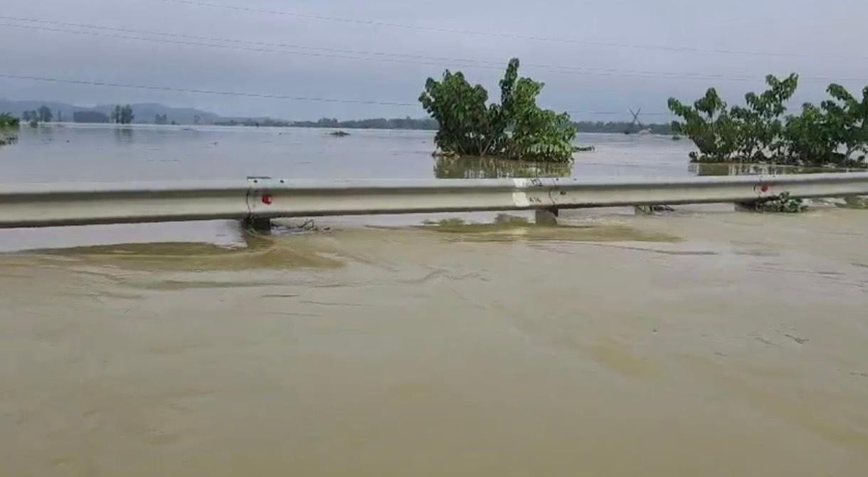 Nước ngập sâu, gần ngập hết rào chắn đường quốc lộ 1A. Nước ngập sâu, gần ngập hết rào chắn đường quốc lộ 1A.
