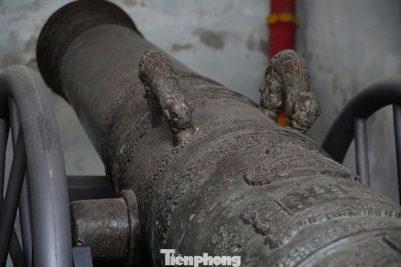 Những khẩu súng này cùng chiều dài 243cm, trọng lượng mỗi hiện vật khoảng 1,2 tấn. Súng có màu nâu xám, hình trụ tròn, thon nhỏ dần về phía miệng. Những khẩu súng này cùng chiều dài 243cm, trọng lượng mỗi hiện vật khoảng 1,2 tấn. Súng có màu nâu xám, hình trụ tròn, thon nhỏ dần về phía miệng.