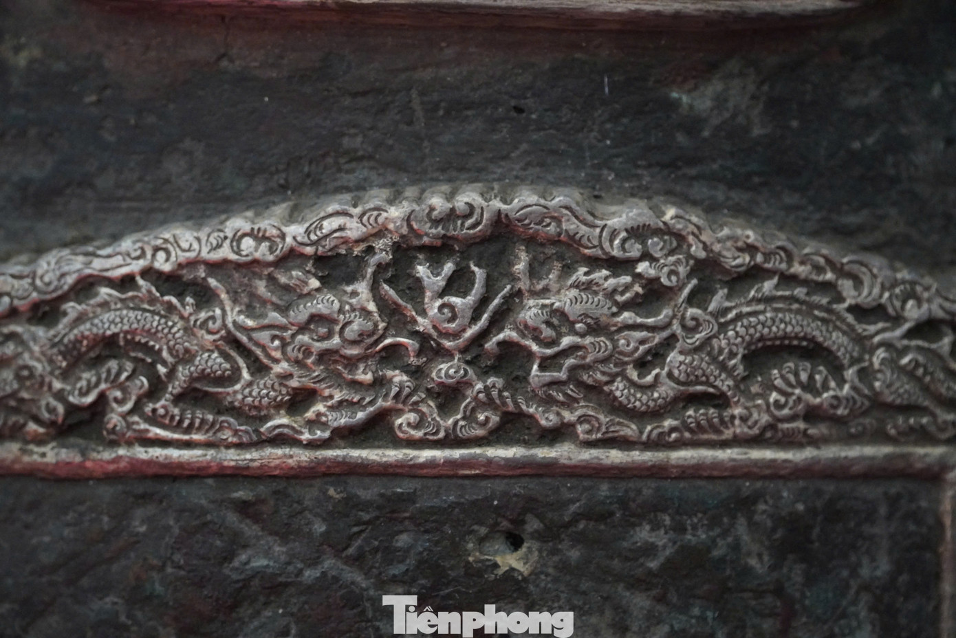 Đầu rồng và mây trên 3 khẩu súng được chạm khắc tinh xảo, thể hiện sự kết hợp giữa các yếu tố thiên nhiên và huyền thoại trong nghệ thuật trang trí của triều Nguyễn. Chấm tròn và đường tròn đồng tâm tạo nên các họa tiết trang trí độc đáo, thể hiện kỹ thuật đúc và trang trí tinh xảo của thời kỳ đó. Đầu rồng và mây trên 3 khẩu súng được chạm khắc tinh xảo, thể hiện sự kết hợp giữa các yếu tố thiên nhiên và huyền thoại trong nghệ thuật trang trí của triều Nguyễn. Chấm tròn và đường tròn đồng tâm tạo nên các họa tiết trang trí độc đáo, thể hiện kỹ thuật đúc và trang trí tinh xảo của thời kỳ đó.