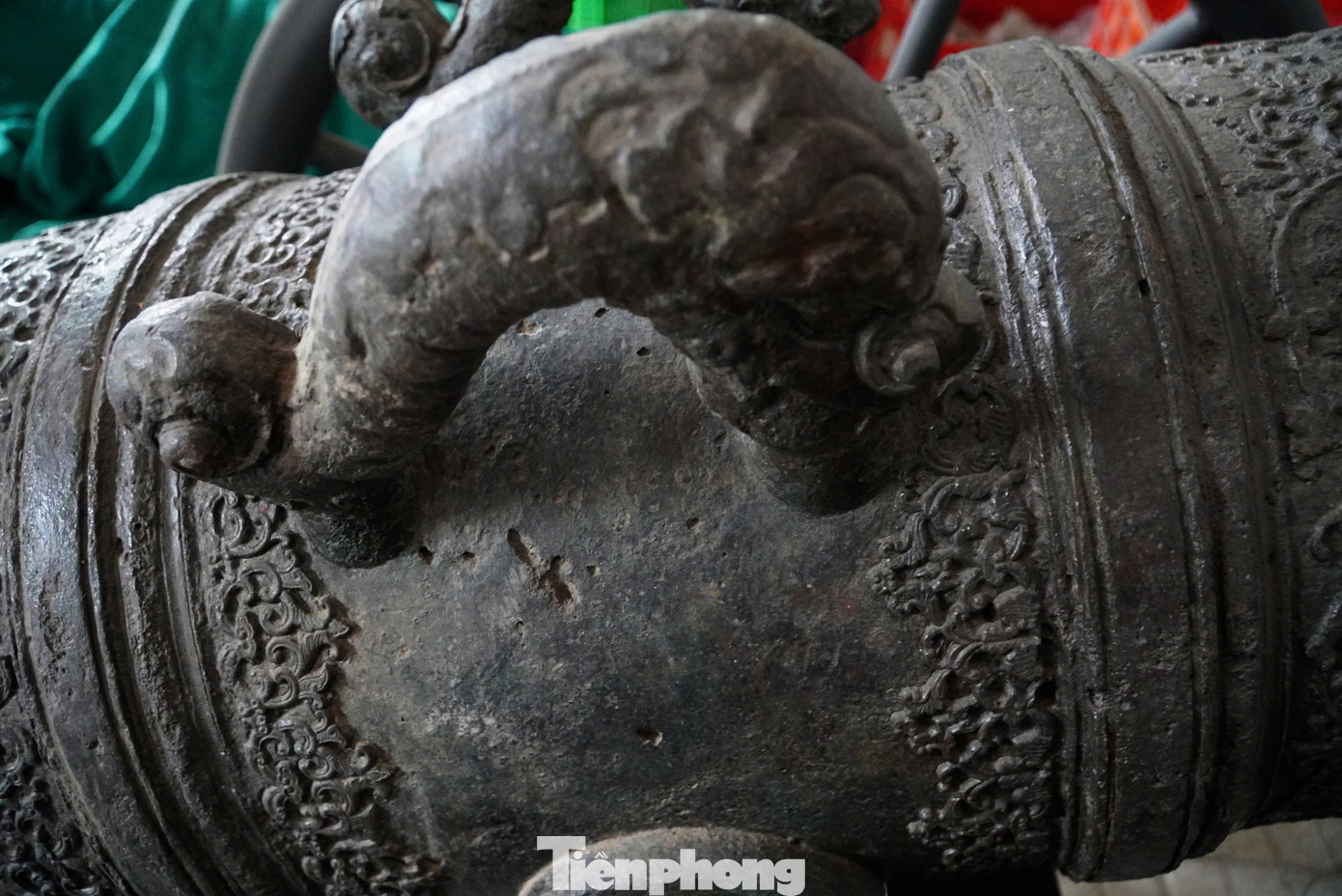 Được biết, 3 hiện vật đều được một nhóm thợ đúc cùng năm Minh Mạng thứ nhất 1820 và có cùng kích thước, hình dáng, hoa văn trang trí. Được biết, 3 hiện vật đều được một nhóm thợ đúc cùng năm Minh Mạng thứ nhất 1820 và có cùng kích thước, hình dáng, hoa văn trang trí.