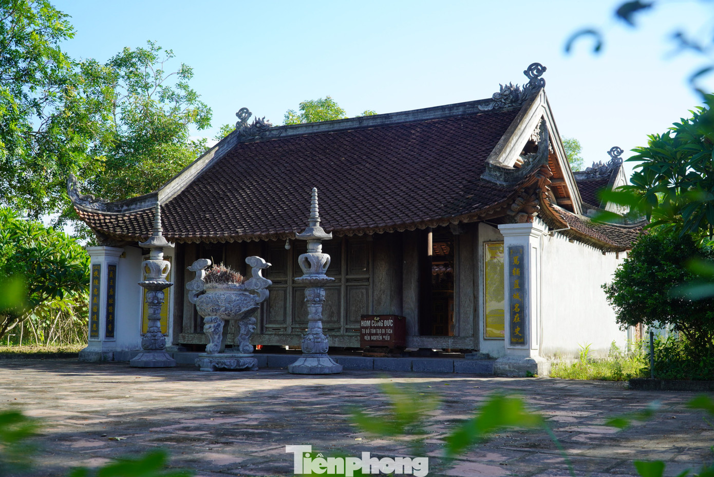 Đền thờ Nghĩa vương Nguyễn Biểu toạ lạc tại thôn Tiến Thọ, xã Yên Hồ, huyện Đức Thọ (Hà Tĩnh). Ngôi đền được lập từ năm 1428, đã được tu sửa nhiều lần.