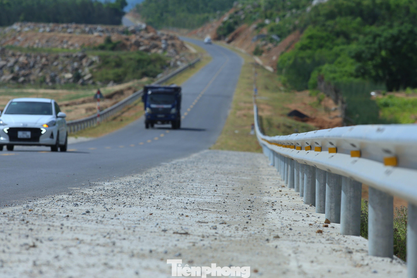 Tuyến đường này không chỉ góp phần giảm lưu lượng phương tiện cho QL1A mà còn tạo điều kiện phát triển KT-XH của Hà Tĩnh, nhất là du lịch biển. Tuyến đường này không chỉ góp phần giảm lưu lượng phương tiện cho QL1A mà còn tạo điều kiện phát triển KT-XH của Hà Tĩnh, nhất là du lịch biển.