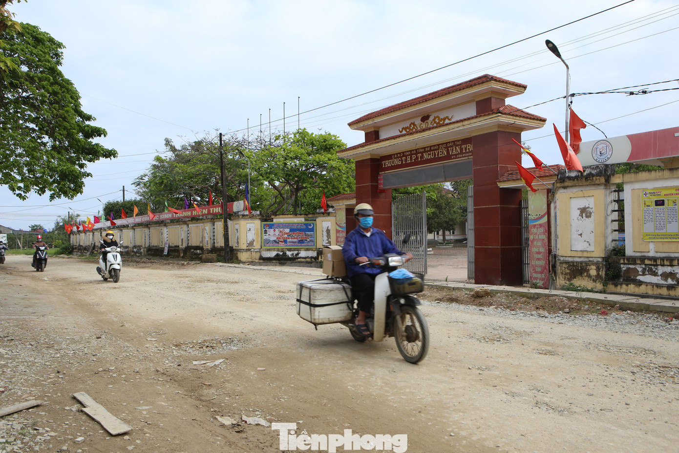Theo người dân, đoạn đường dang dở này là tuyến giao thông “huyết mạch”, cũng là con đường dẫn đến trường THPT Nguyễn Văn Trỗi, Trường Tiểu học Phù Lưu và Trường Mầm non Phù Lưu vì vậy mỗi ngày có hàng ngàn học sinh di chuyển trên đường này.